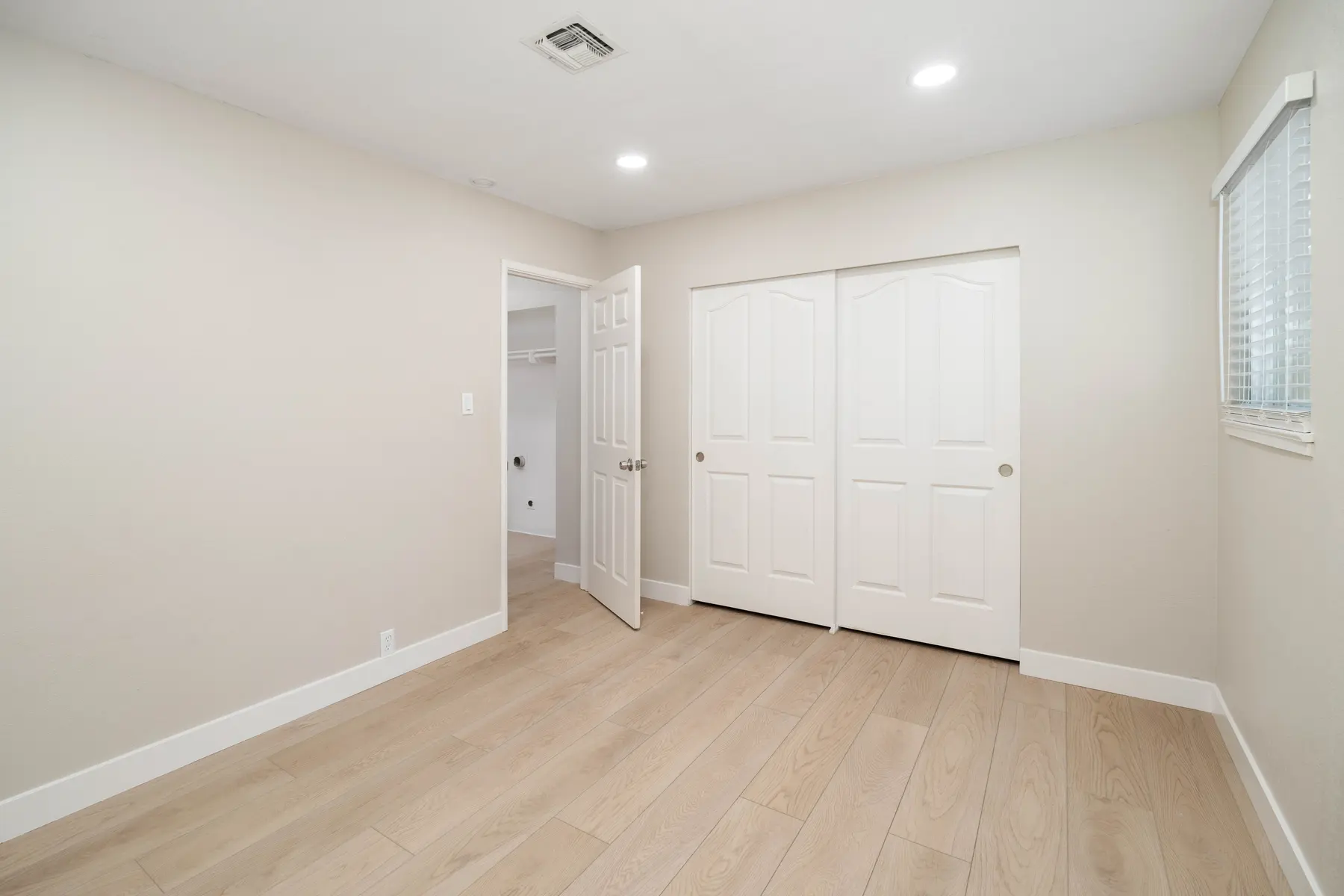 El Camino Duplexes - Corner, Floor, Indoors