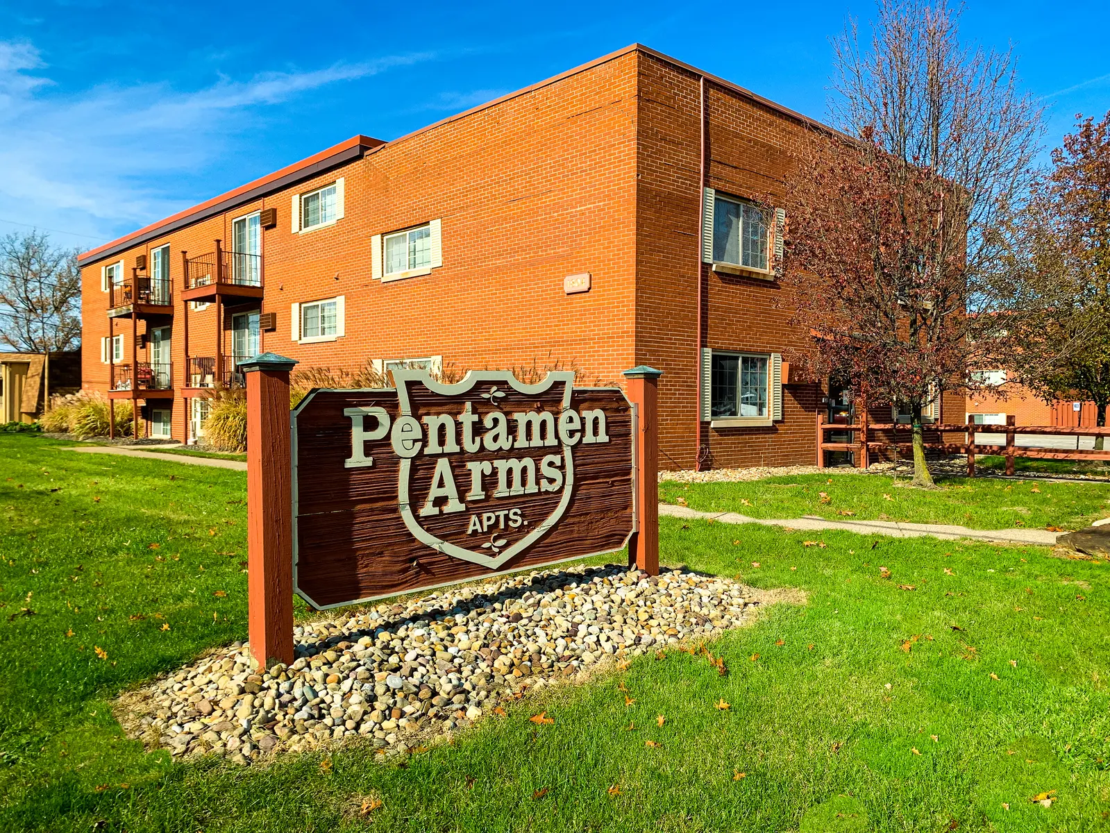 Pentamen Arms - Grass, City, Building