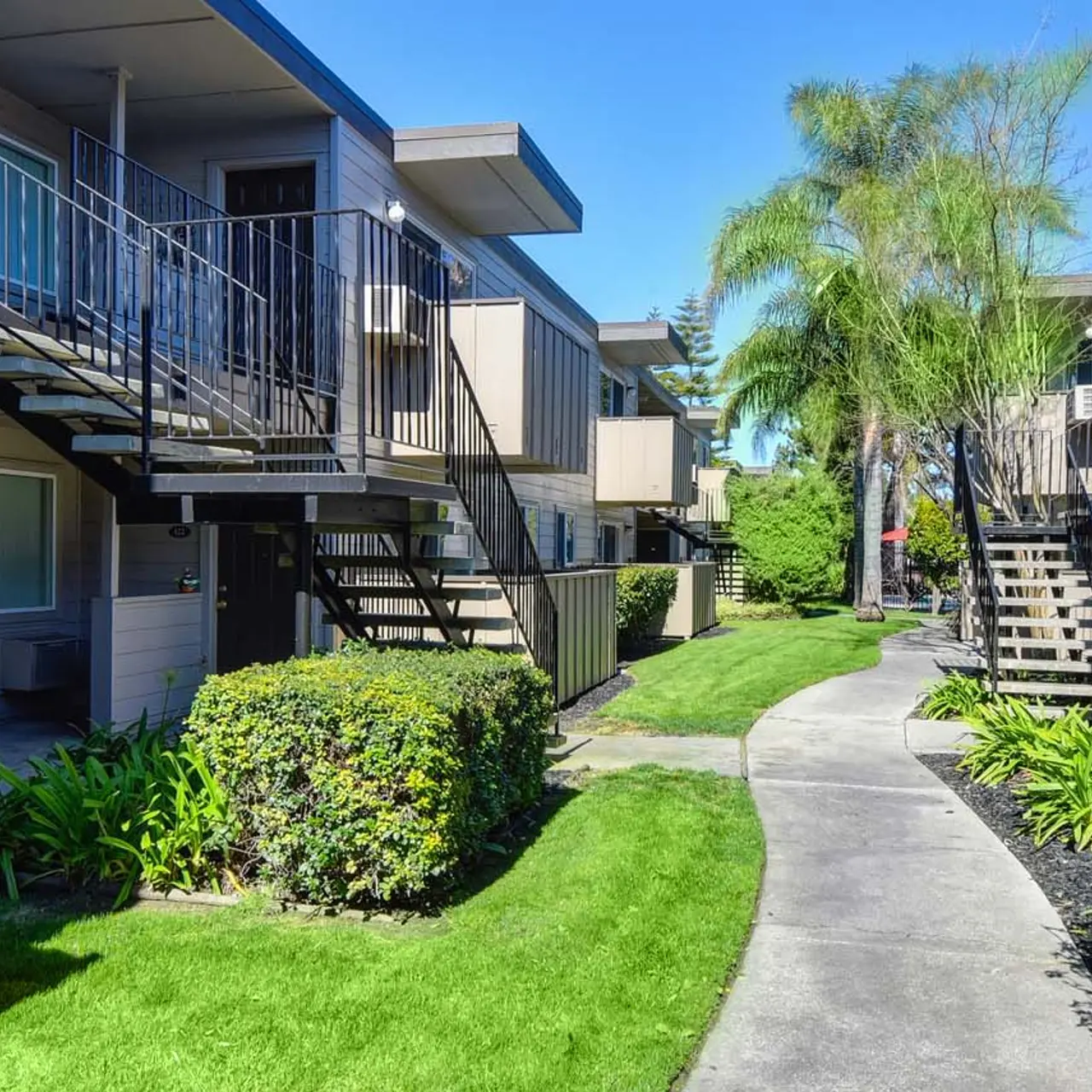 Lincoln Village West - Building