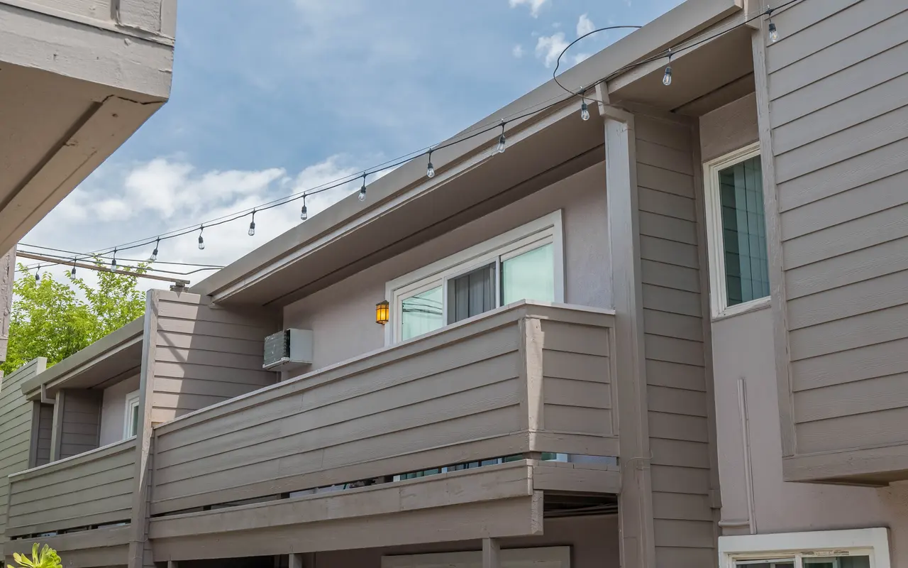 Magnolia Court Apartments - Lamp, City, Siding