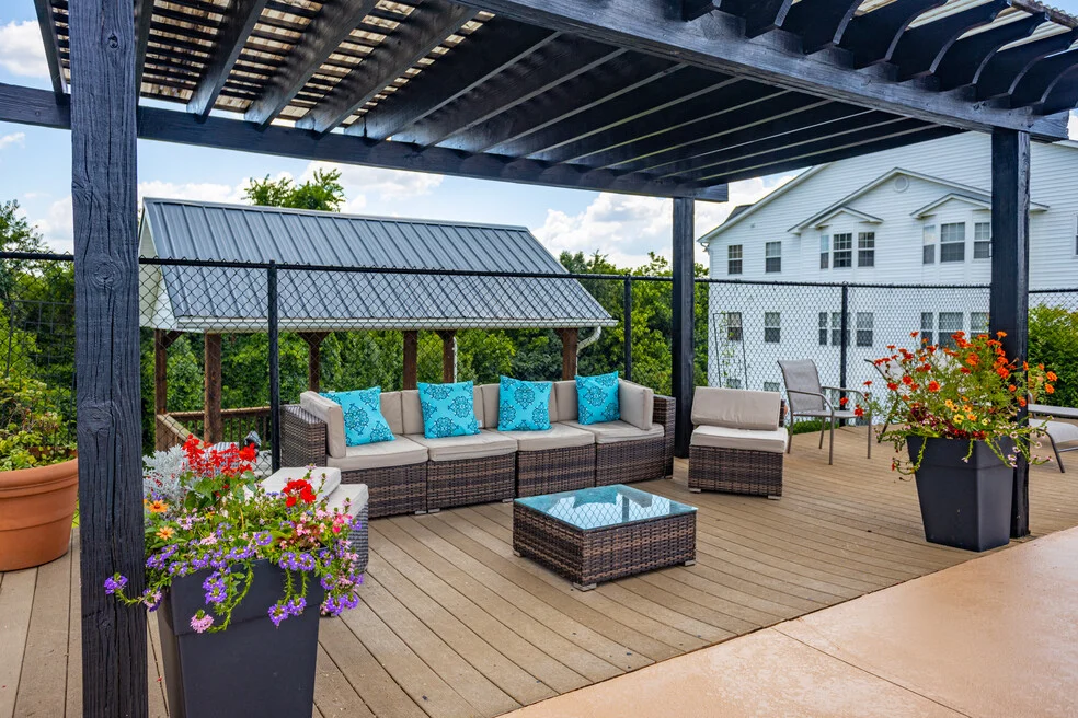 Bradley Hills Apartments - Porch, Patio, Pergola