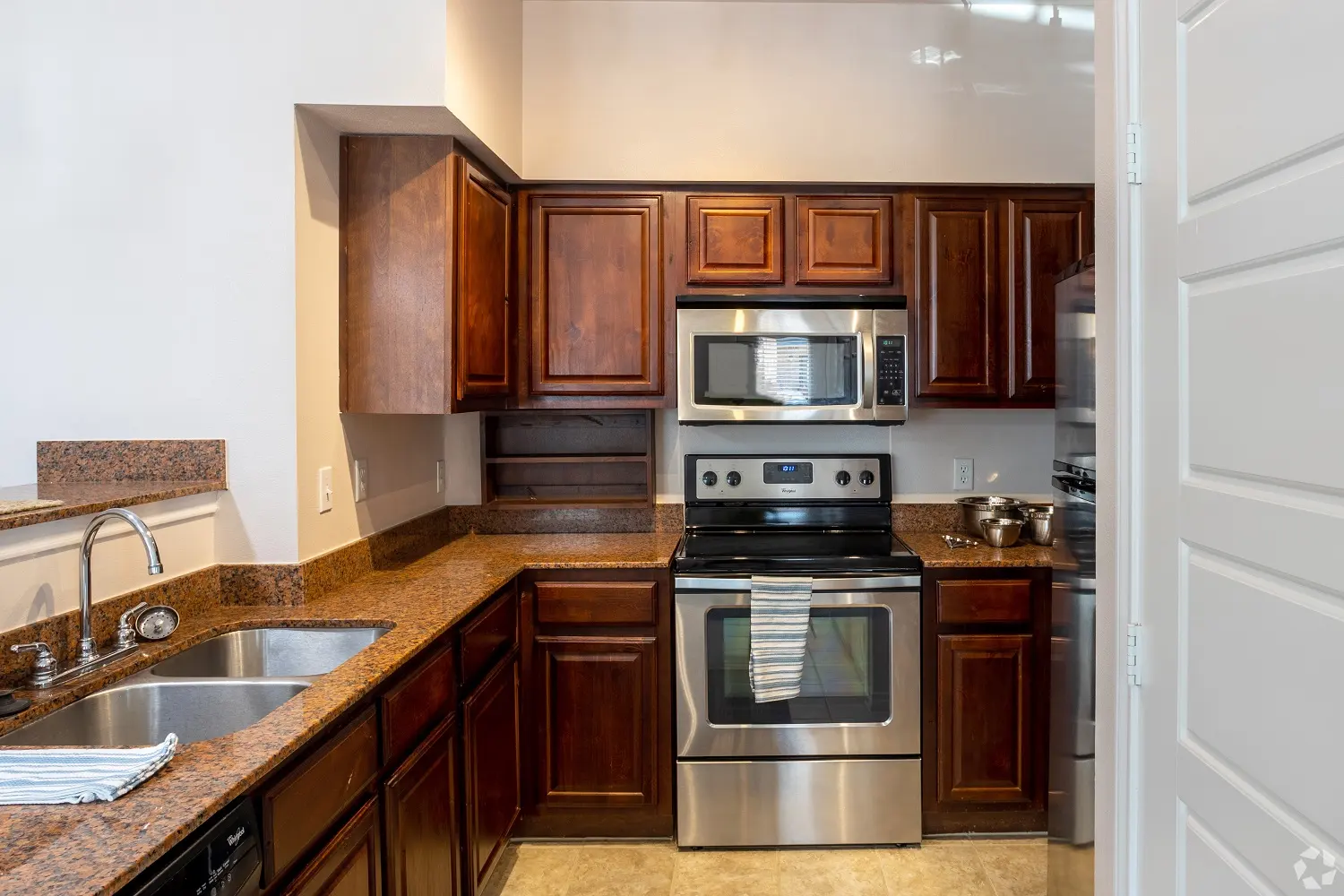 Brandon Place Apartments - Oven, Room, Indoors
