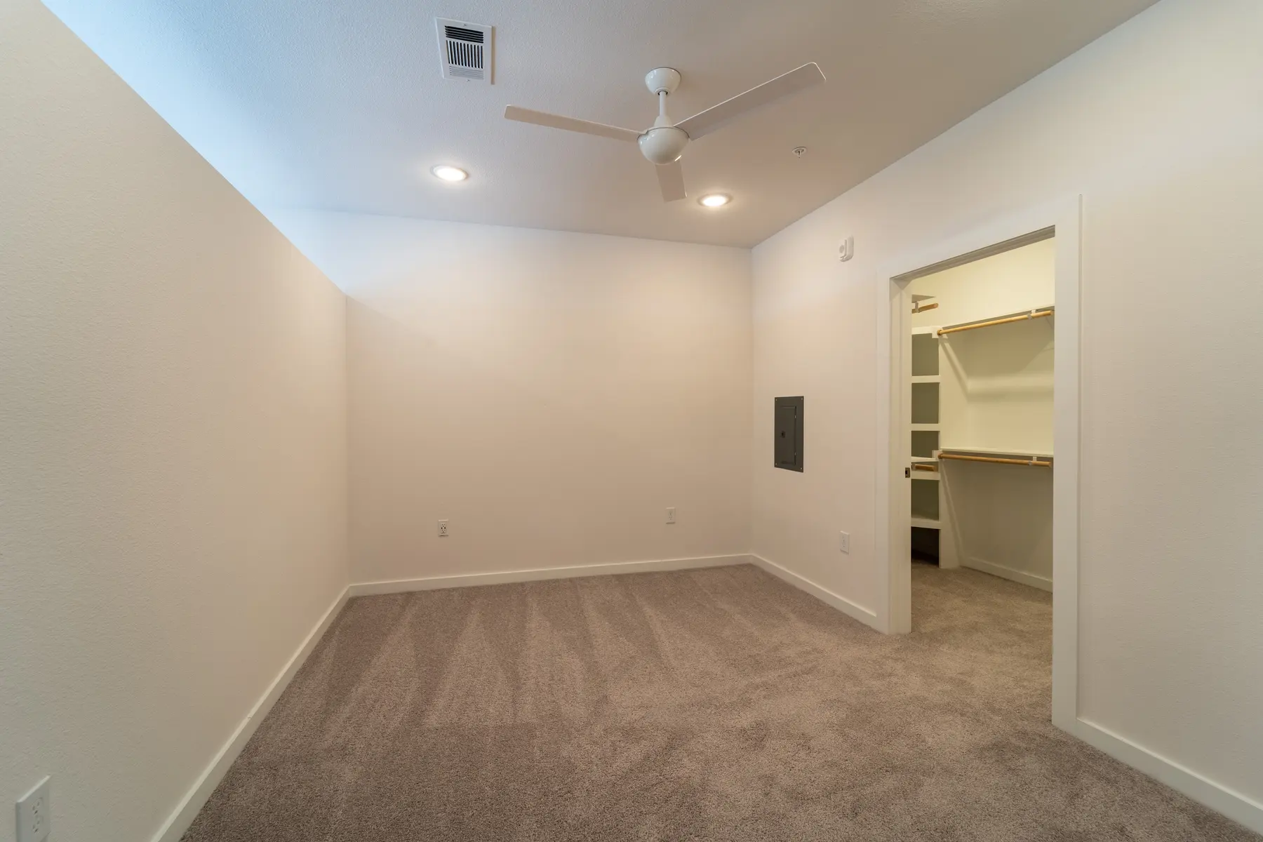 Ellis Highline - Corner, Ceiling Fan, Appliance