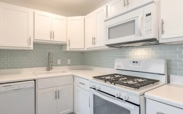 Lakewood Plaza - Room, Appliance