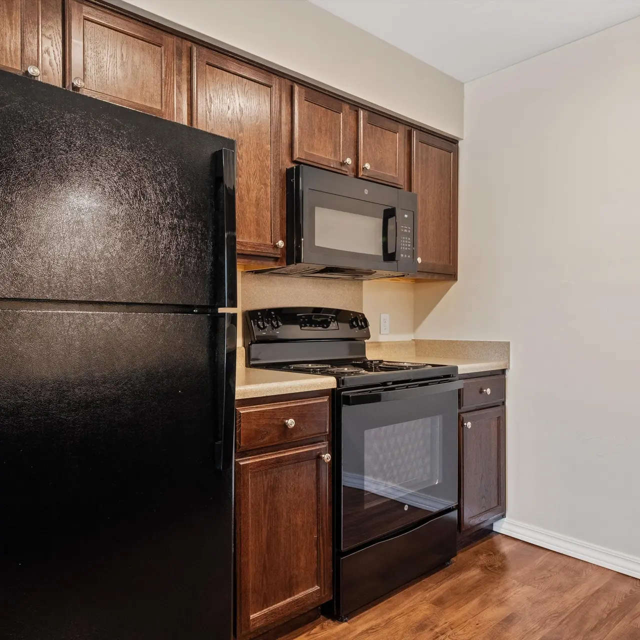 Village on Green Village on Green - Room, Wood