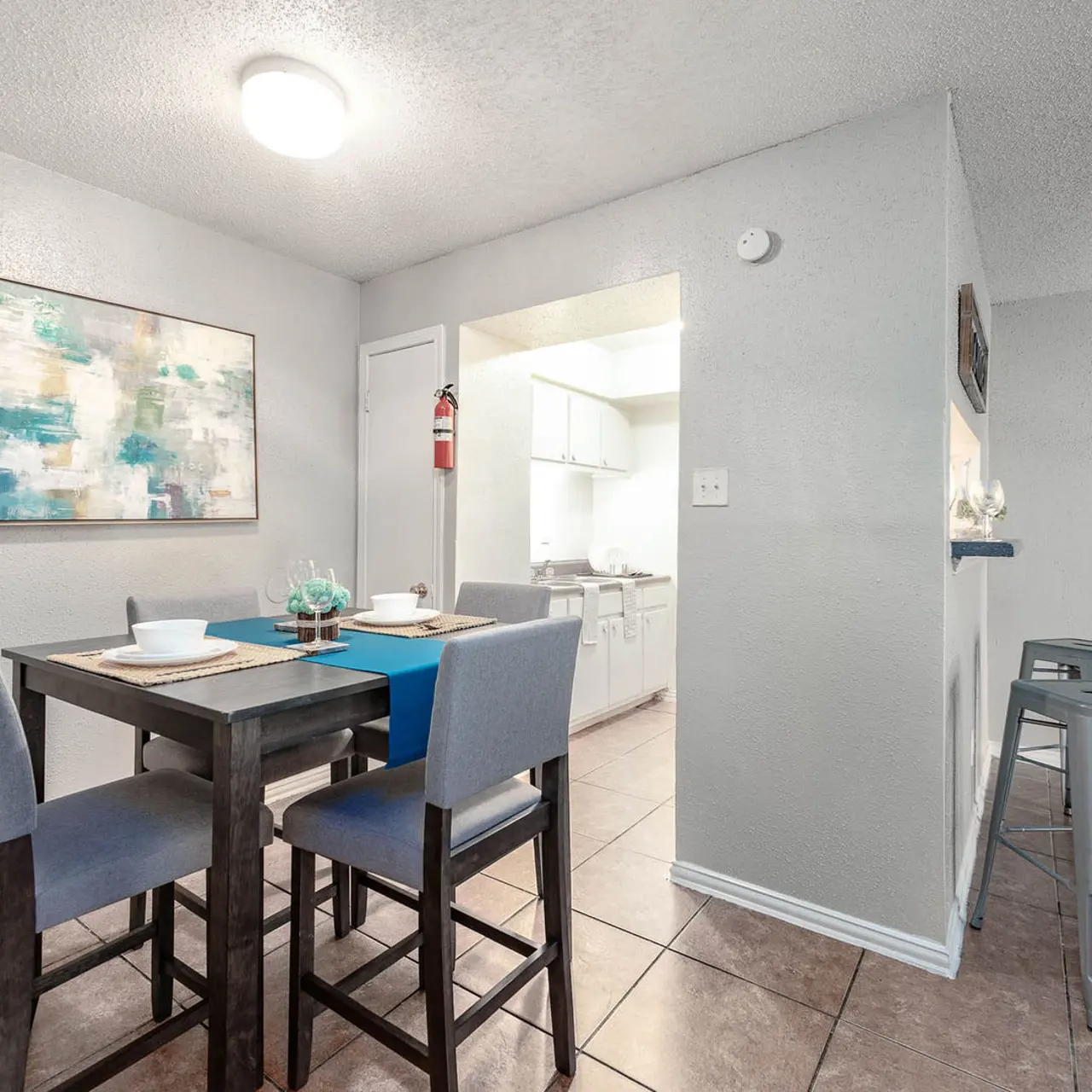 Vista Del Rey Apartments - Chair, Table