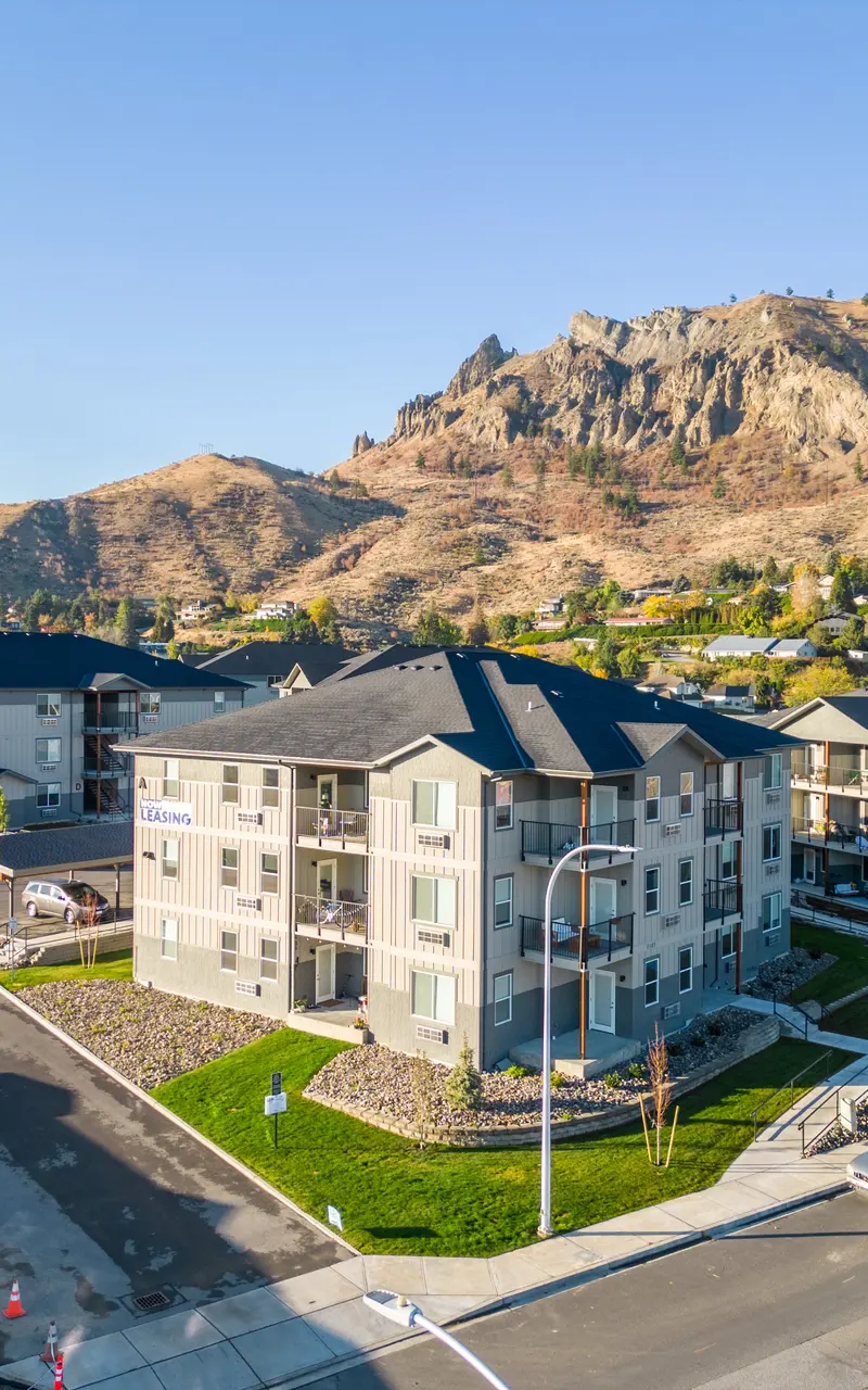 Exterior view of the the Landing at Saddlerock apartment building in Wenatchee, WA, featuring its architecture and surroundings