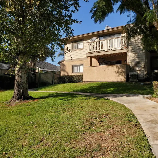 Amberwood Apartments - Grass, Villa, Lawn