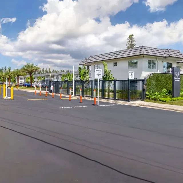 Lake House Apartments - Suburb, Outdoors, City