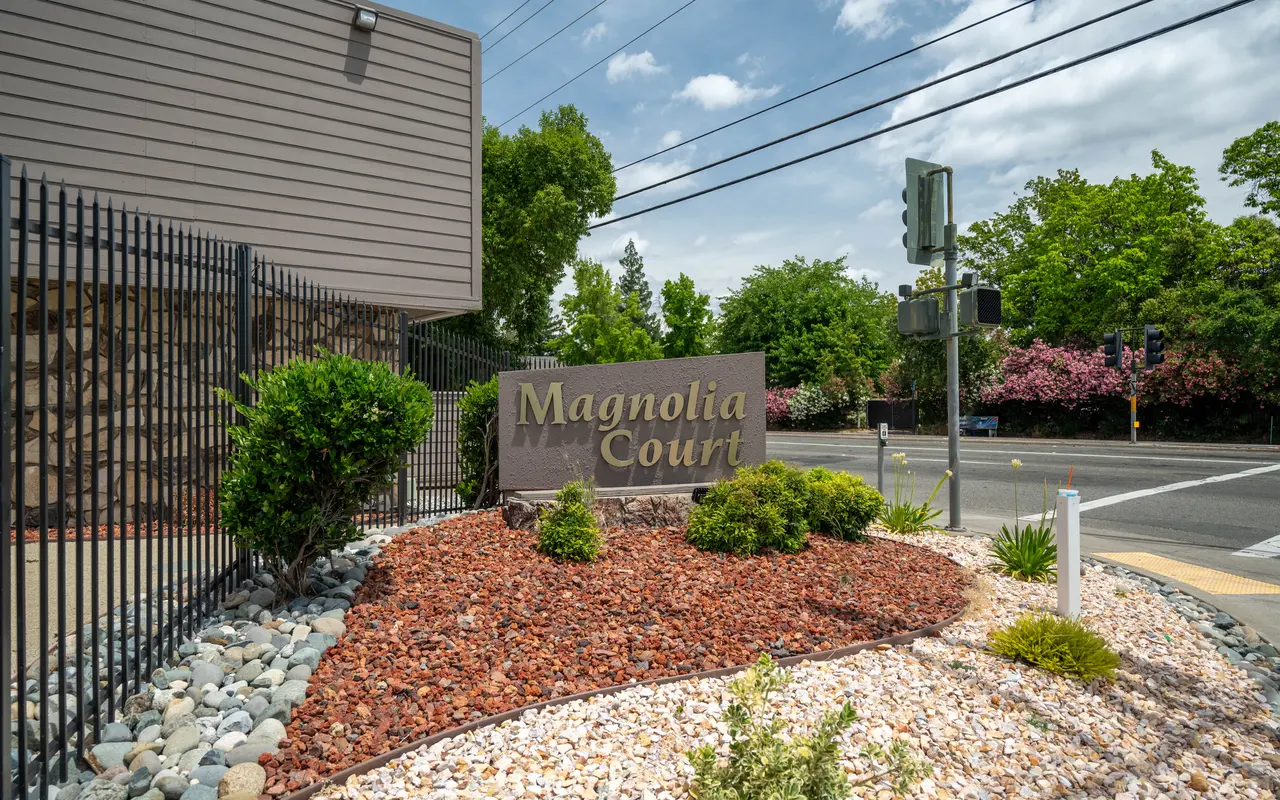 Magnolia Court Apartments - Road, City, Traffic Light