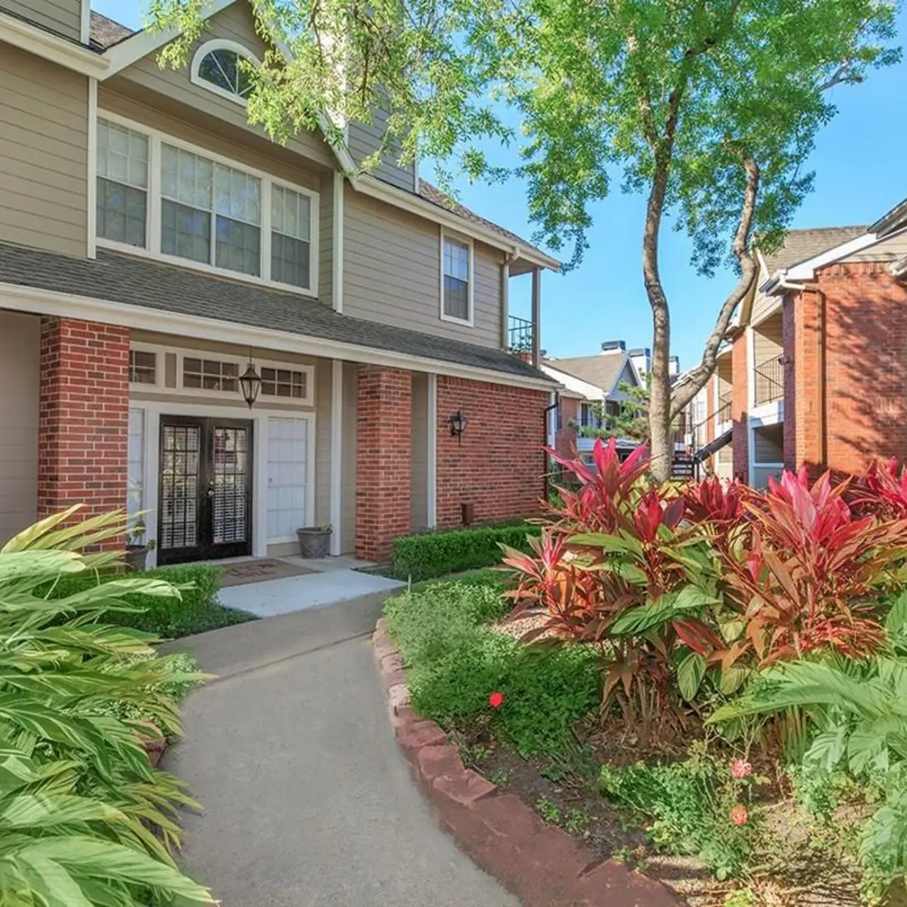 Beacon Hills Apartments - Yard