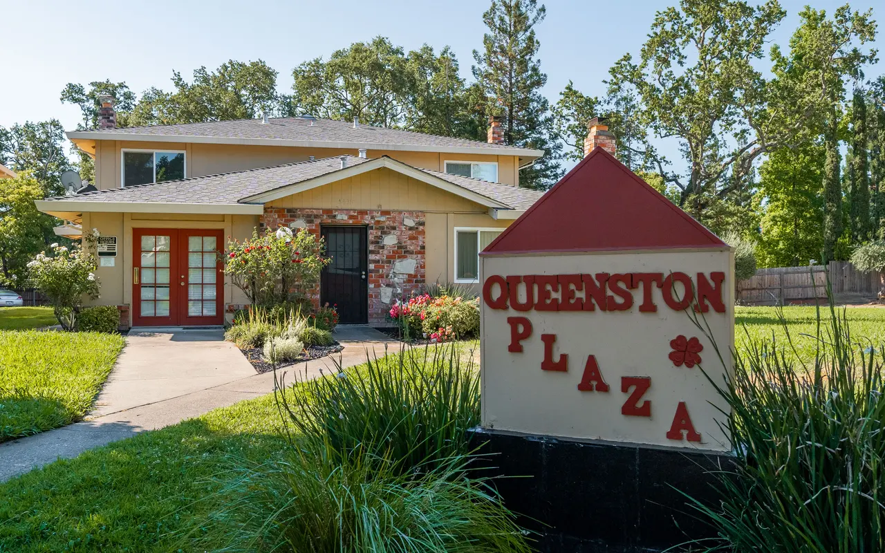 Queenston Plaza - Grass, Outdoors, Shelter
