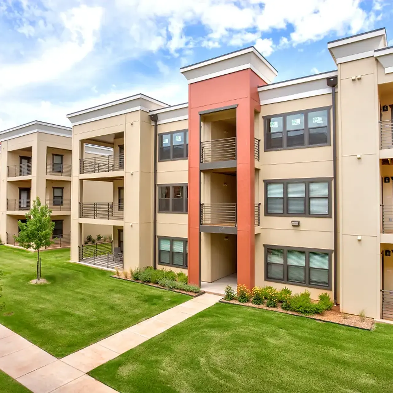 Crown Lone Oak - Exterior Crown Lone Oak - City, Condo, Grass