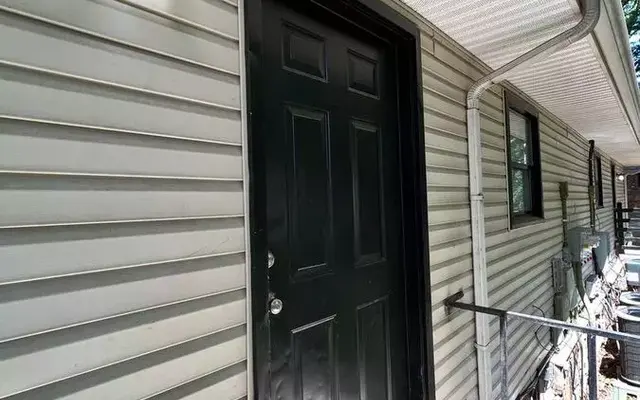 Oak Tree Apartment - Door