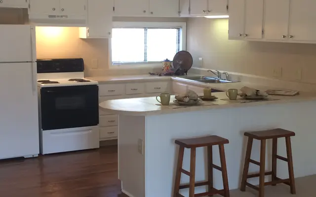Lake Claire Apartments - Bar Stool, Room