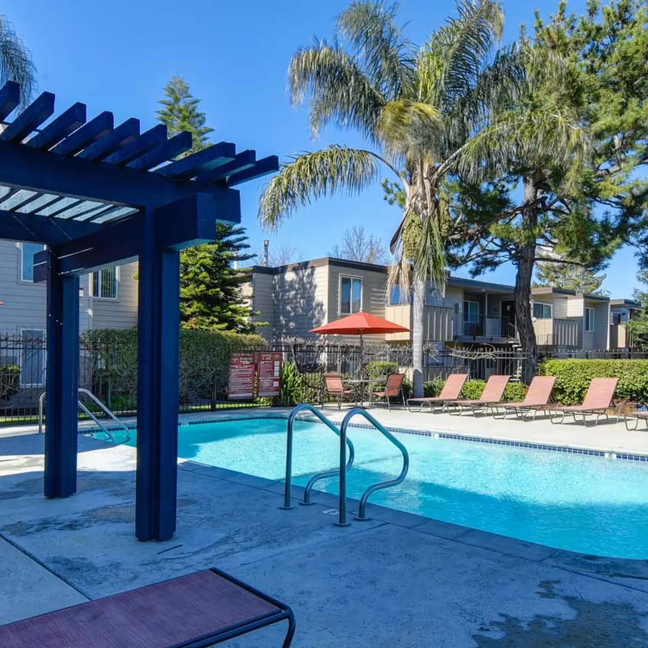Lincoln Village West - Building, Porch