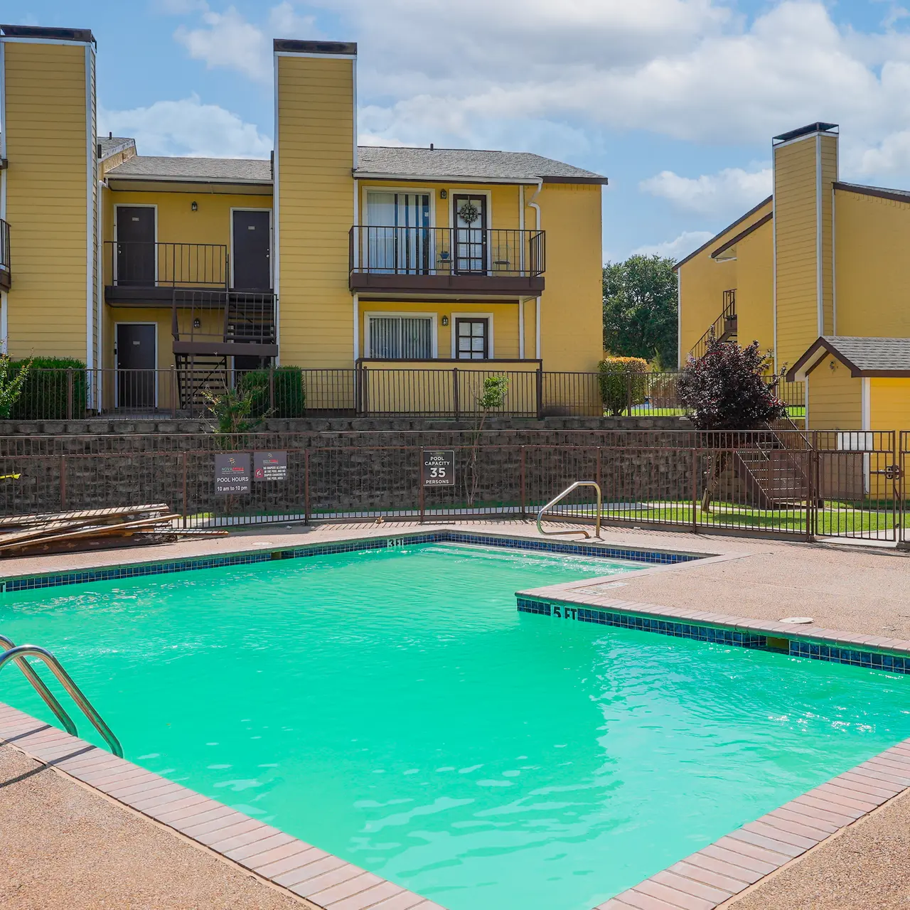Falls and Oak Village - Pool, Hotel