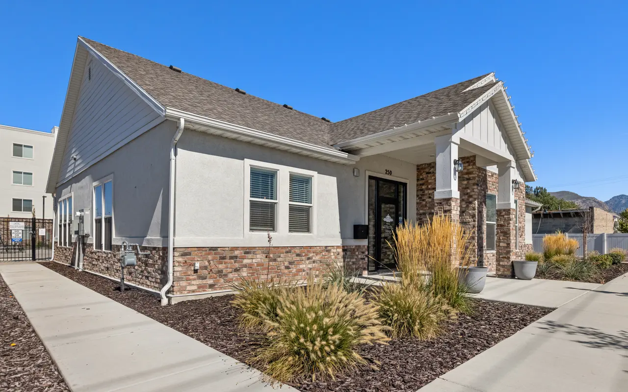 Station on 17th - Housing, House, Portico