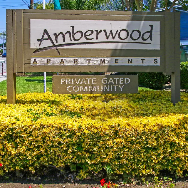 Amberwood Apartments - Vegetation, Hedge