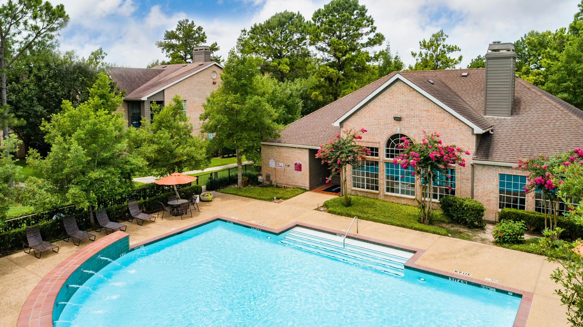 Chartwell Court - Building, Villa, House
