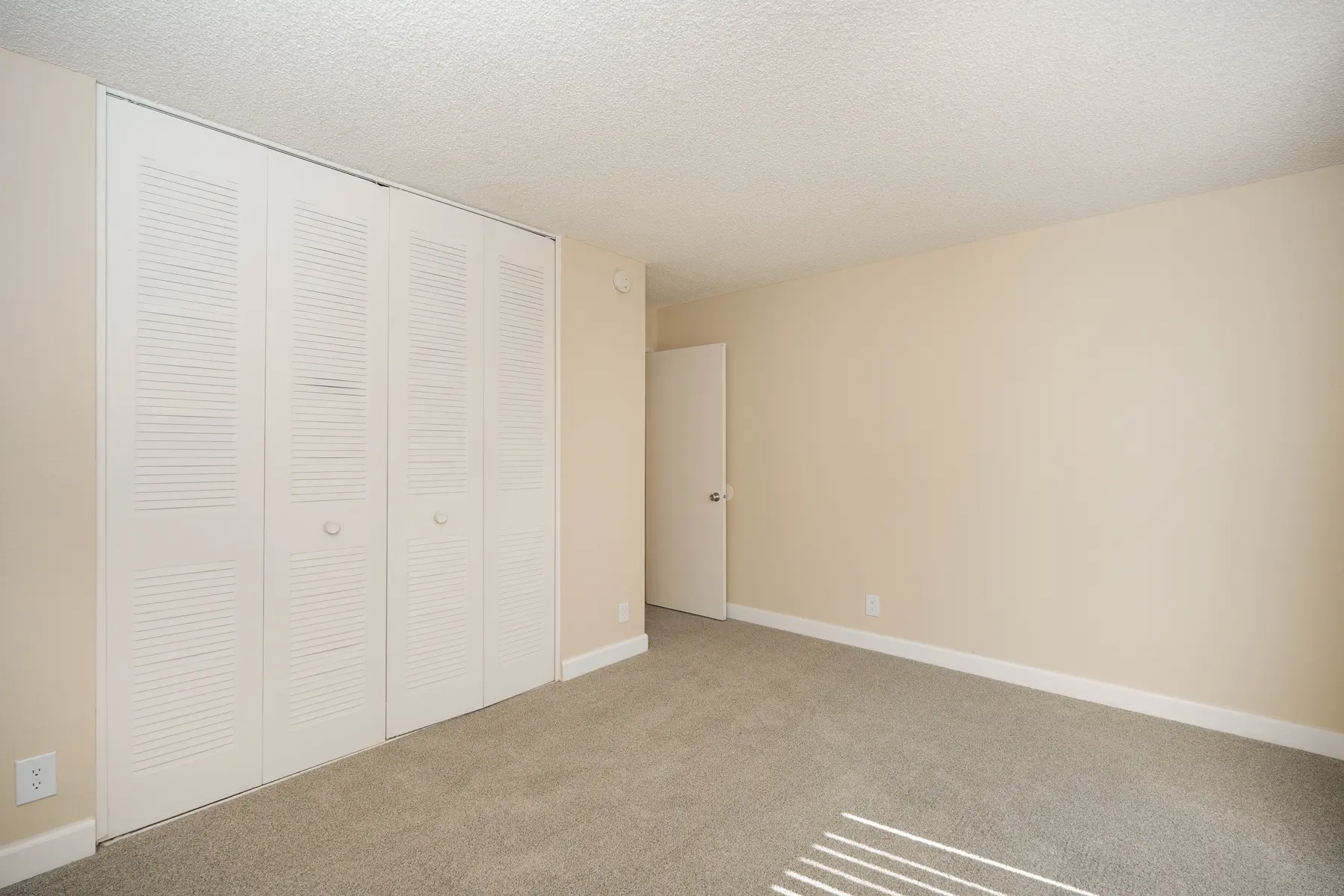 Creekside Oaks - Corner, Floor, Indoors