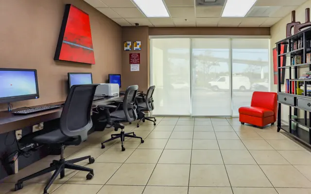 Pinnacle Plaza Apartments Pinnacle Plaza Apartments - Chair