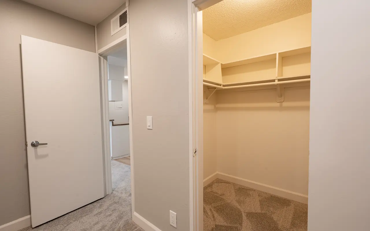 2712 E Street - Corner, Furniture, Floor