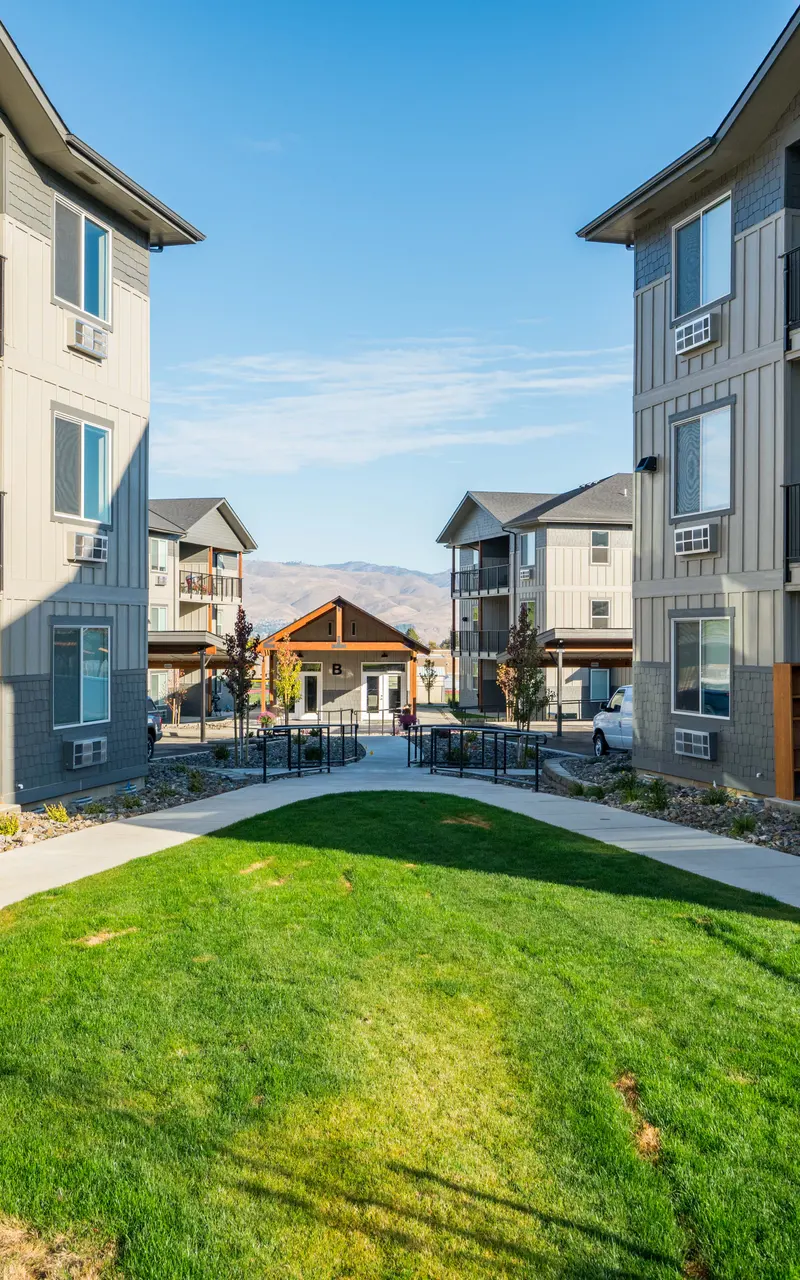 Landscaped grounds surrounding the Landing at Saddlerock apartment complex in Wenatchee, WA, featuring well-maintained gardens and pathways