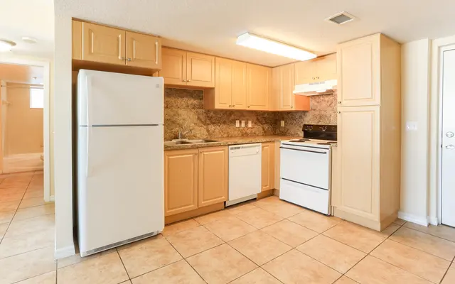 Pinnacle Square Apartments - Room