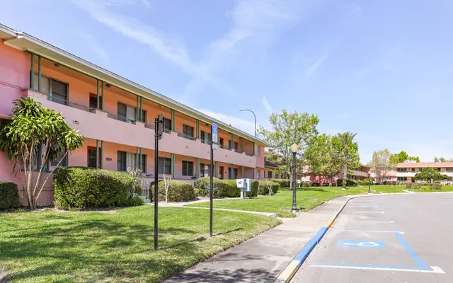 Lake Ivanhoe Shores Apartments - Urban Lake Ivanhoe Shores Apartments - Urban