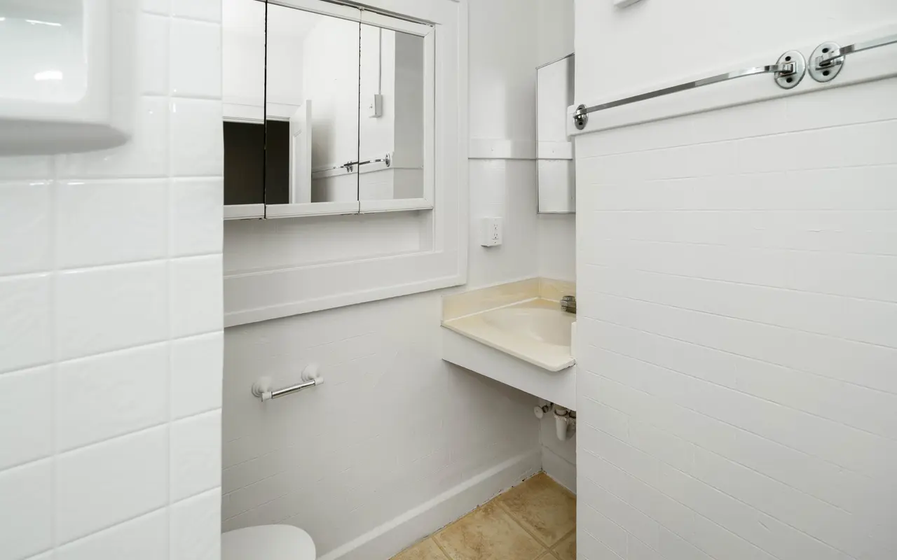 Casa del Rey and Courtyard - Sink, Sink Faucet, Corner