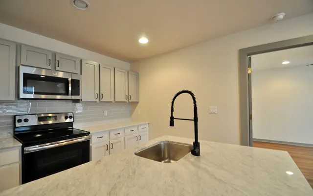 Ross & Matilda - Oven, Room