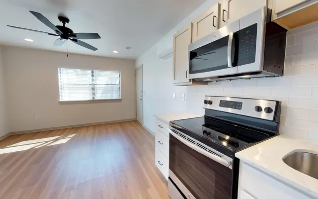 Ross & Matilda - Oven, Room