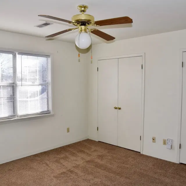 Oak Ridge Apartments Oak Ridge Apartments - Corner, Appliance, Ceiling Fan