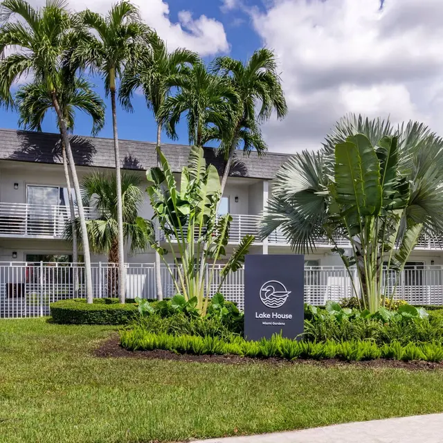 Lake House Apartments - Grass, Neighborhood, House