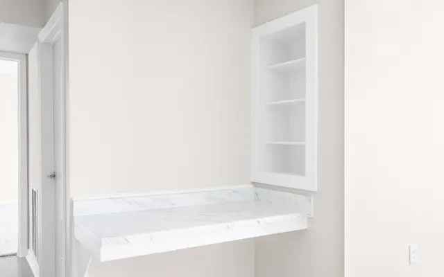 Kenwood Club at the Park - Corner, Shelf, Window