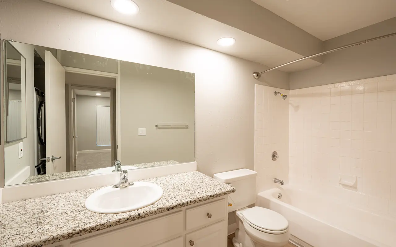 2712 E Street - Sink, Sink Faucet, Corner