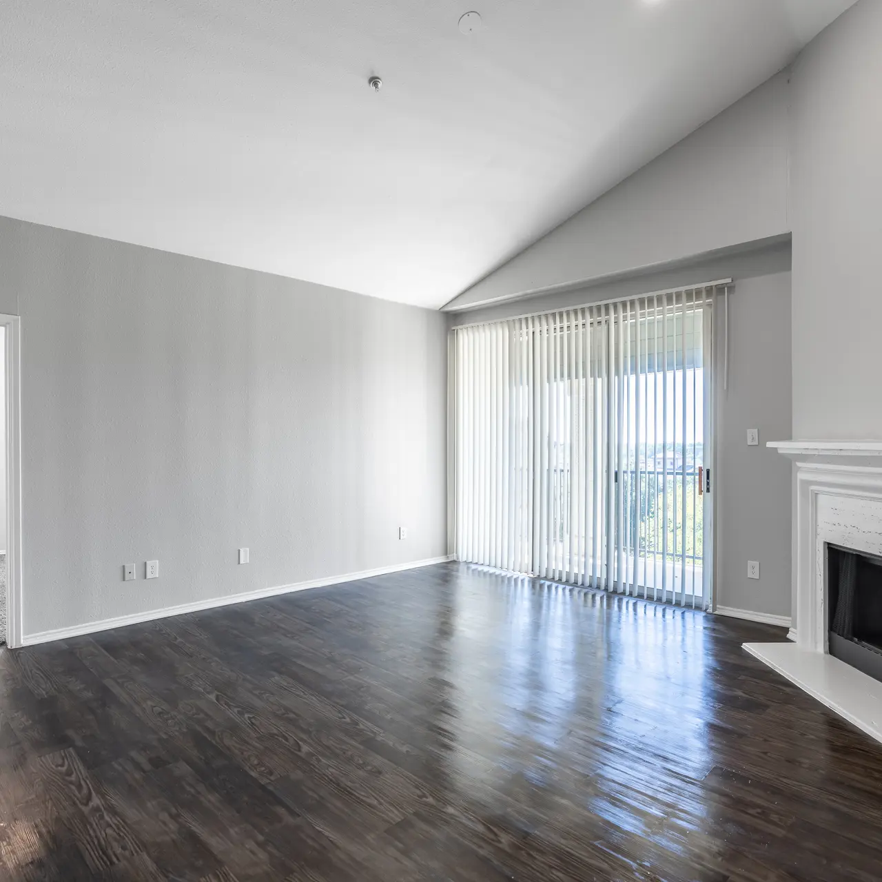 2BR, 2BA - 1,185SF Riverhill - Indoors, Interior Design, Floor