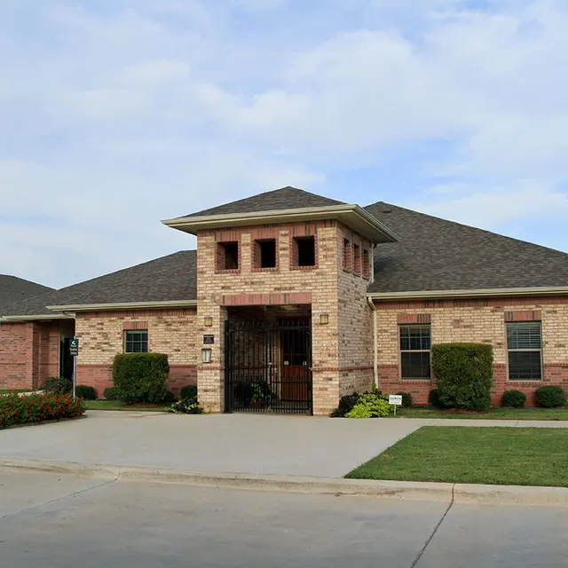 Oak Timbers North Greenbriar Elderly Oak Timbers North Greenbriar Elderly - Grass, Plant, Garage