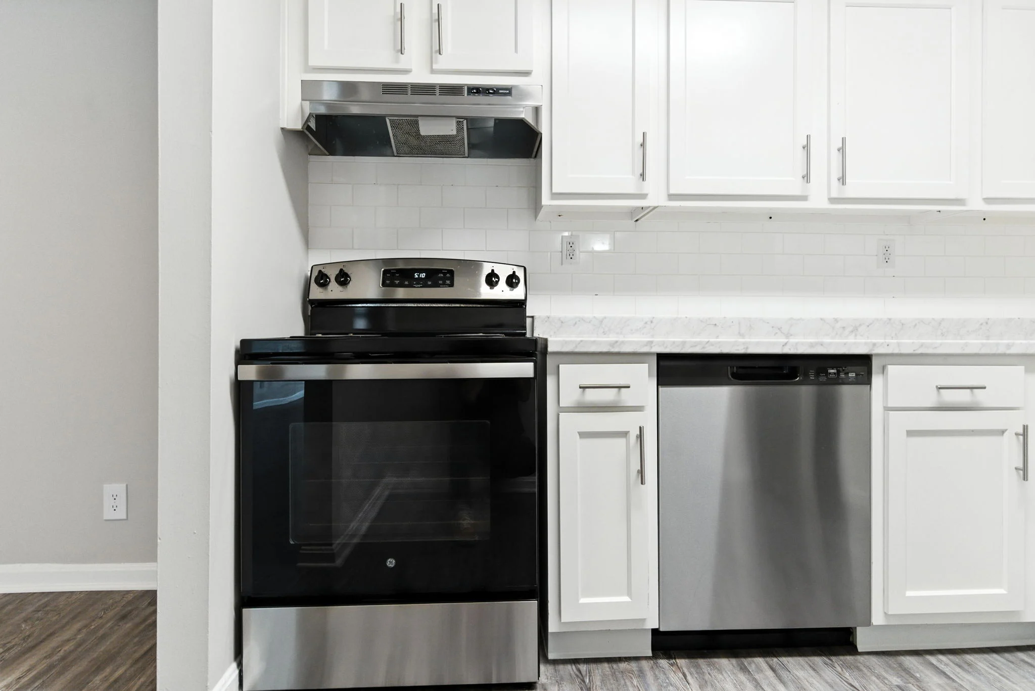 Modern Kitchen Design Contemporary kitchen featuring stainless steel appliances, including an oven, dishwasher, and a sleek countertop.
