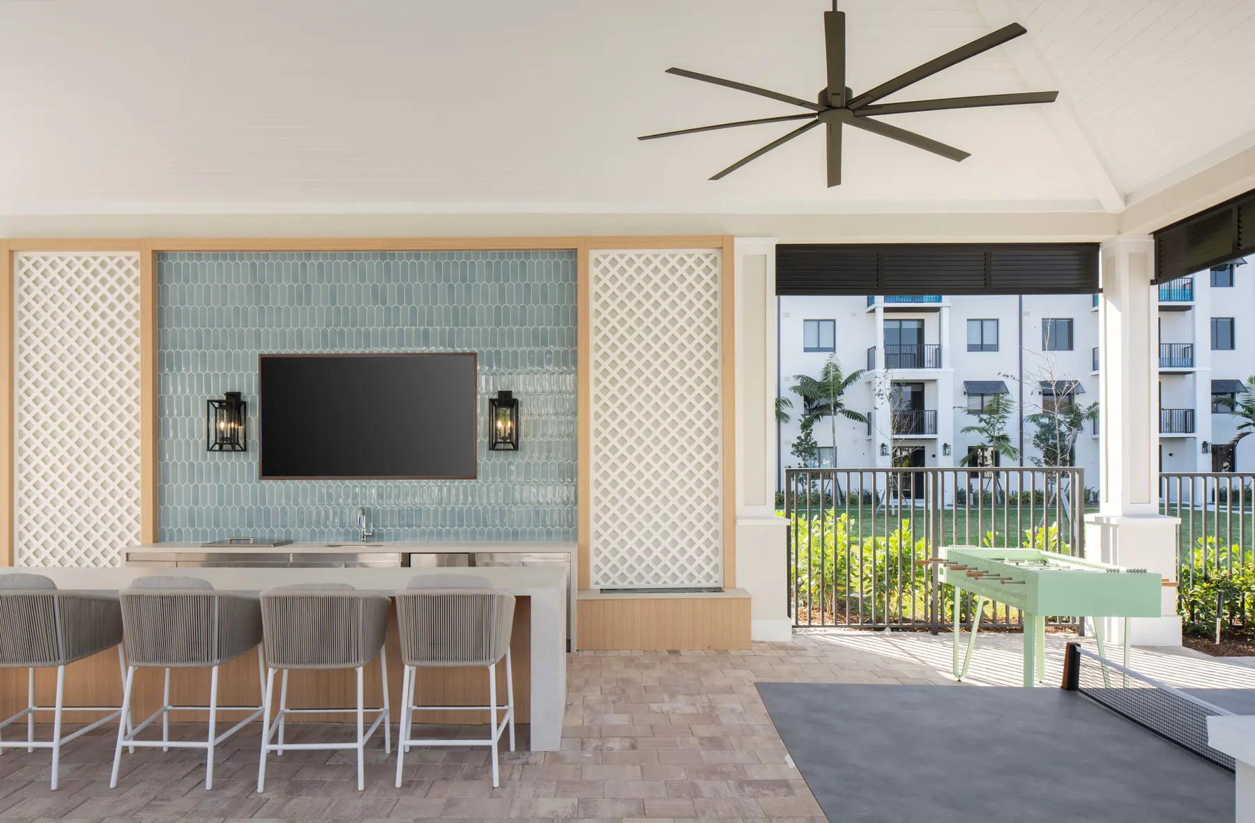 Pool deck & outdoor lounge
