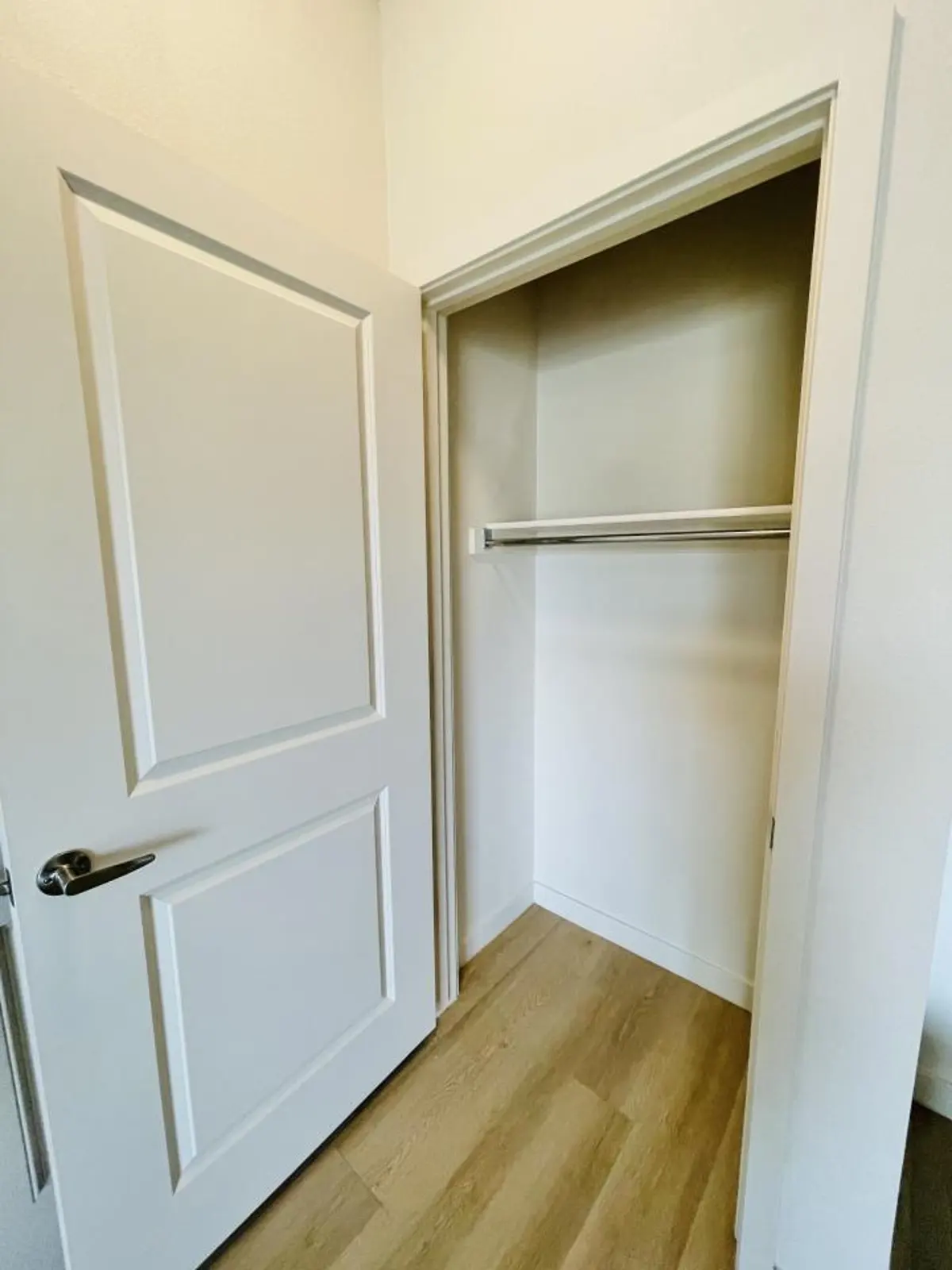 Small closet with hanging rail.