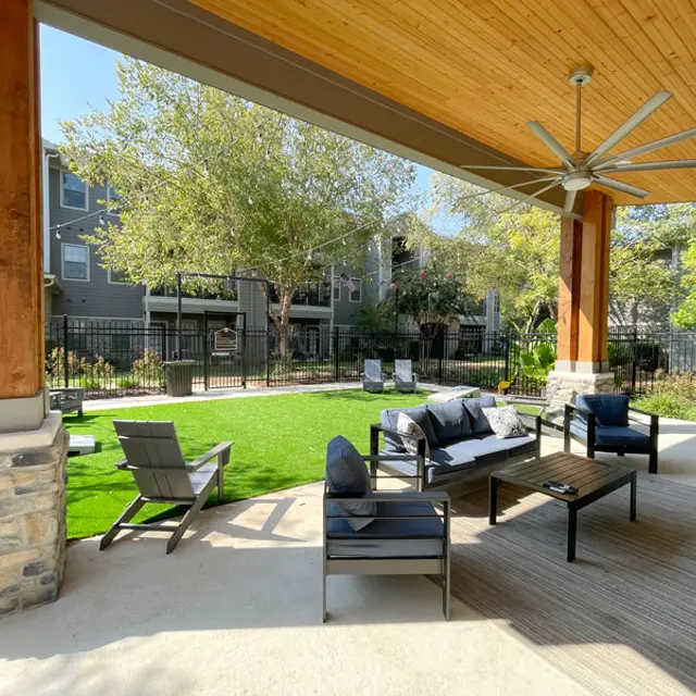 Jamestown-Place-Apts-Bossier-City_Community-Lounge-cornhole-area-near-resort-pool.jpg.jpg
