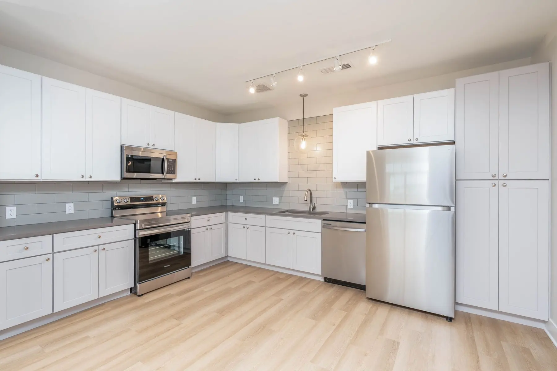 Dahlia Kitchen.jpg Dahlia Kitchen.jpg