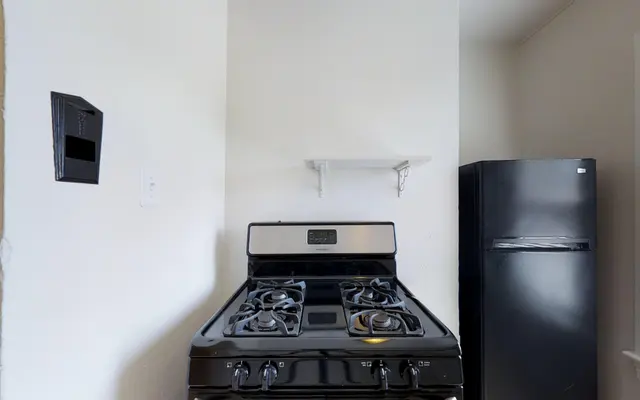 Marquita Court Apartments - Oven
