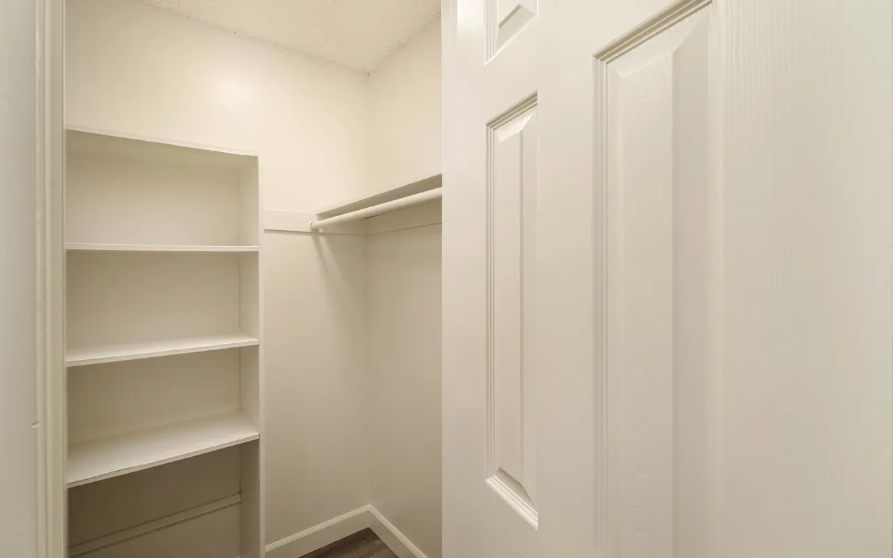 Lone Oaks - Corner, Furniture, Indoors