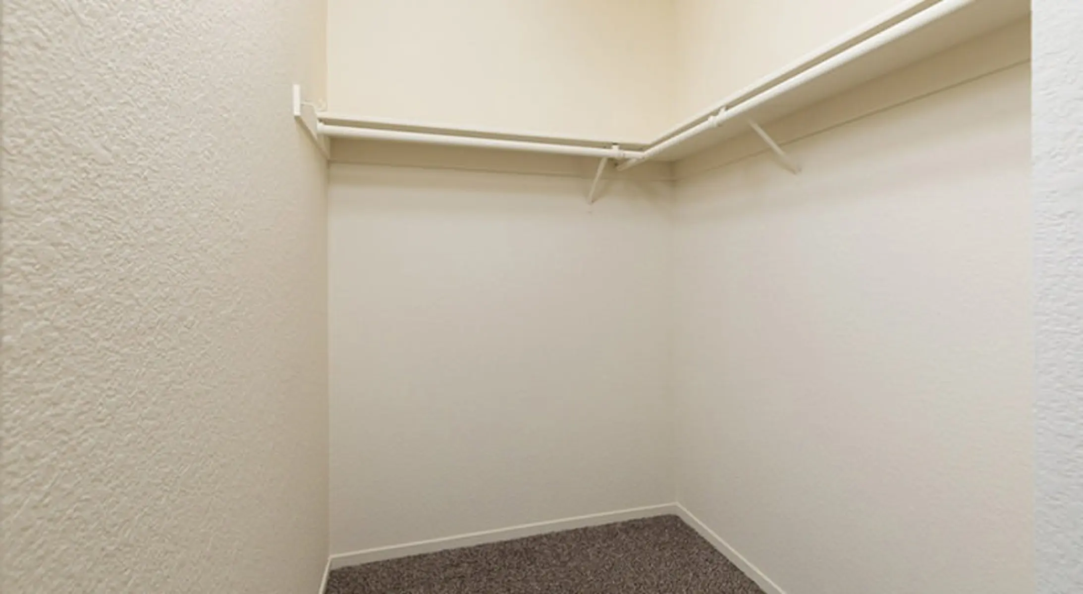 The Highland Apartments - Room