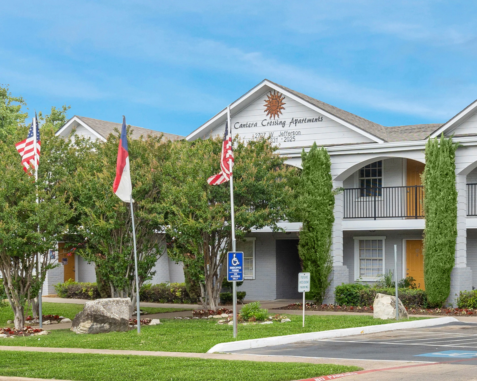 Cantera Crossing - Flag, Symbol, Grass