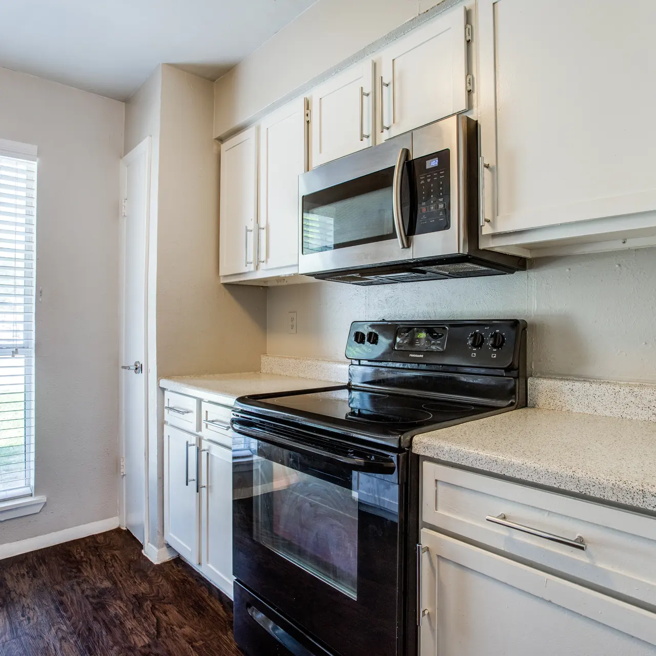 The Estara Apartments Kitchen The Estara Apartments - Oven, Room