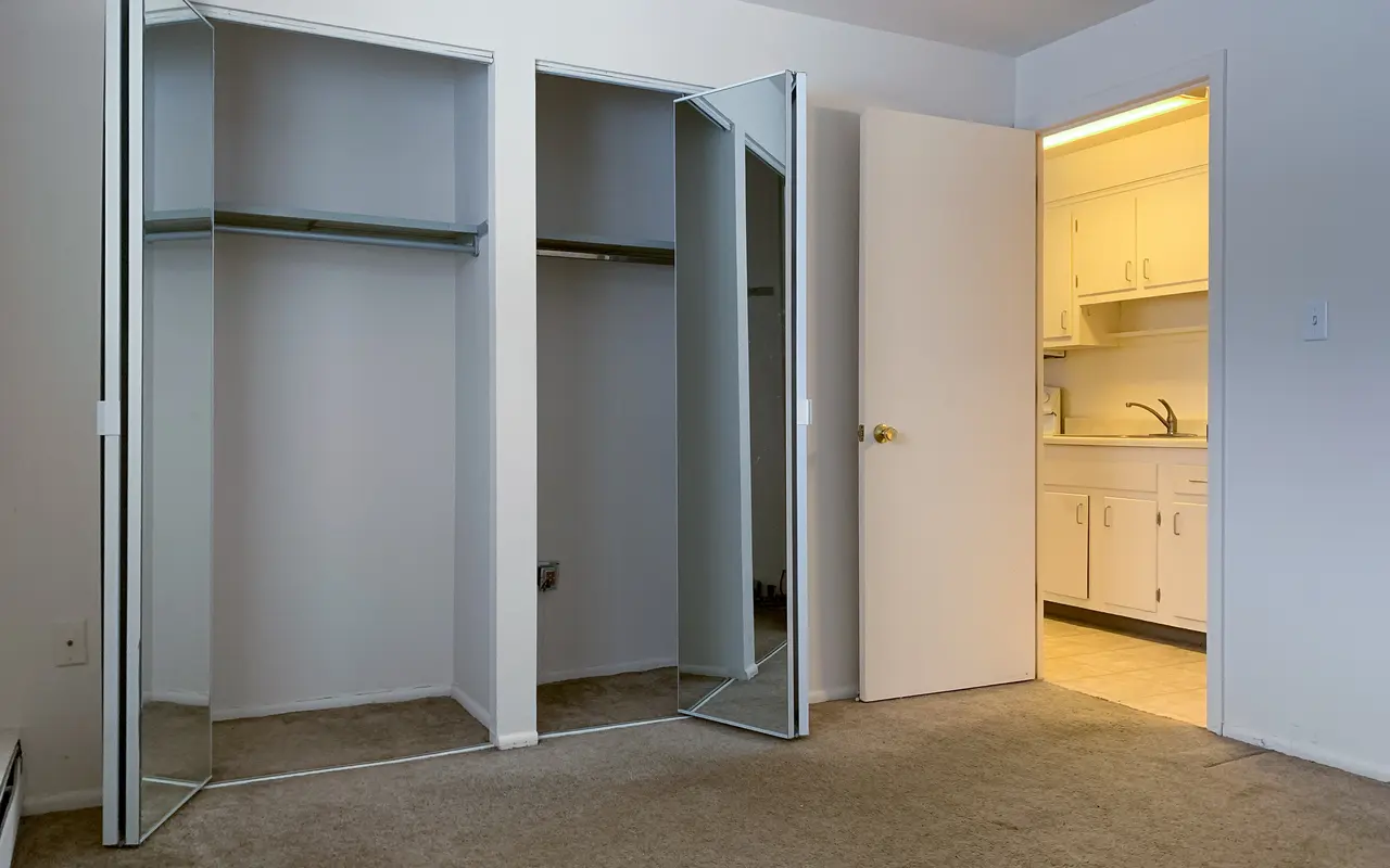 Riverview Club - Corner, Door, Furniture